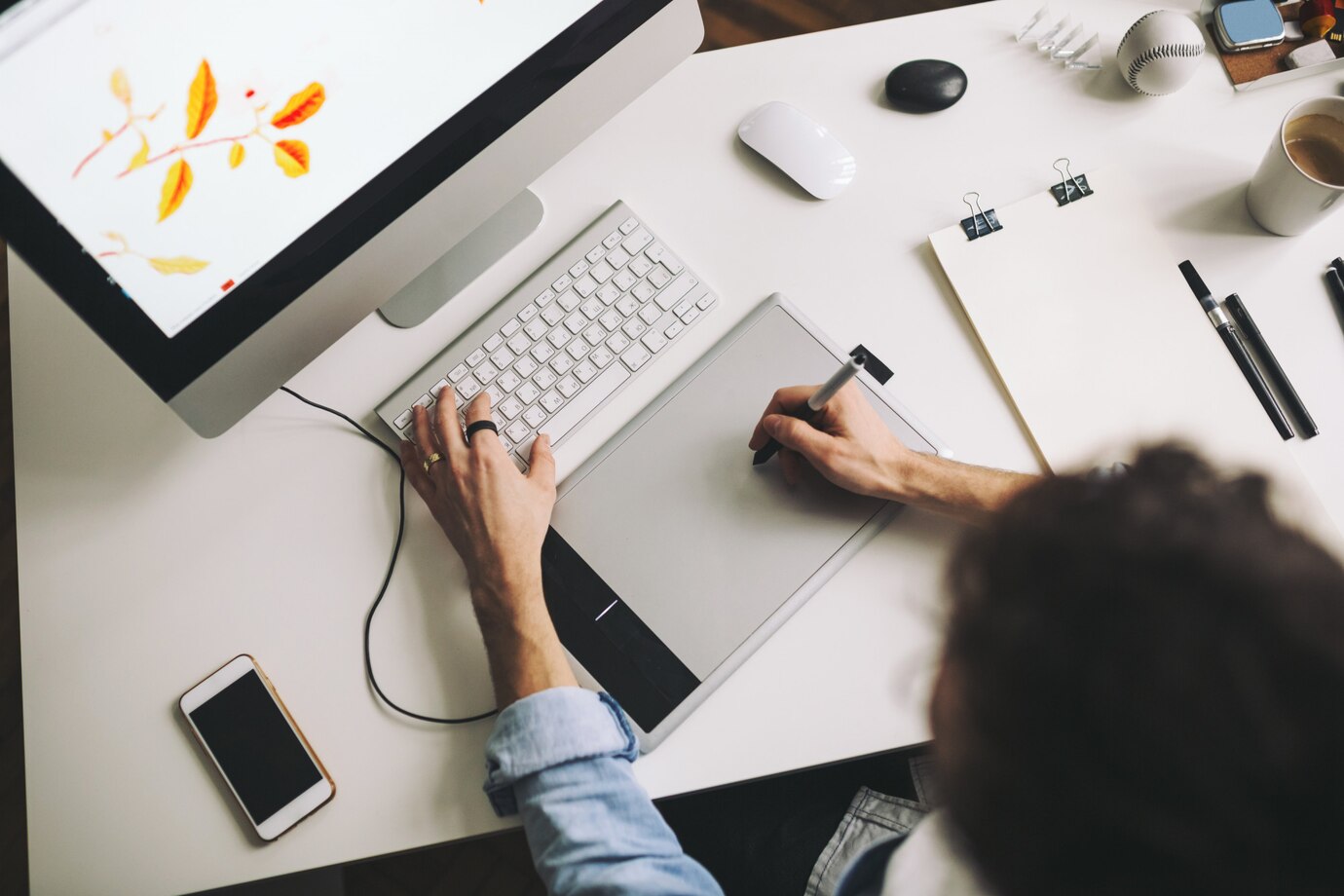young-graphic-designer-working-office_158595-1134